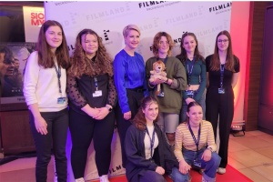 Sieben junge Menschen posieren mit Löwen-Maskottchen Leo und der Ministerpräsidentin Manuela Schwesig