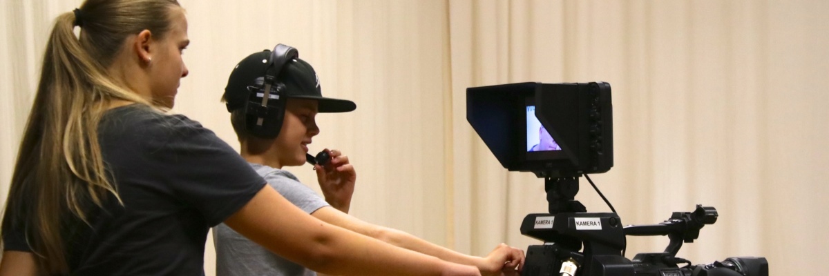 Kinder an einer Studiokamera.