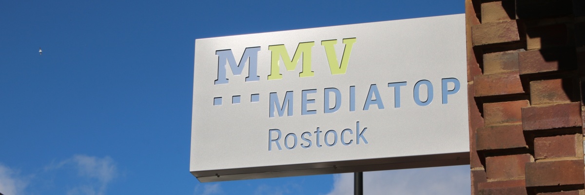 Das Eingangsschild vom Mediatop Rostock.