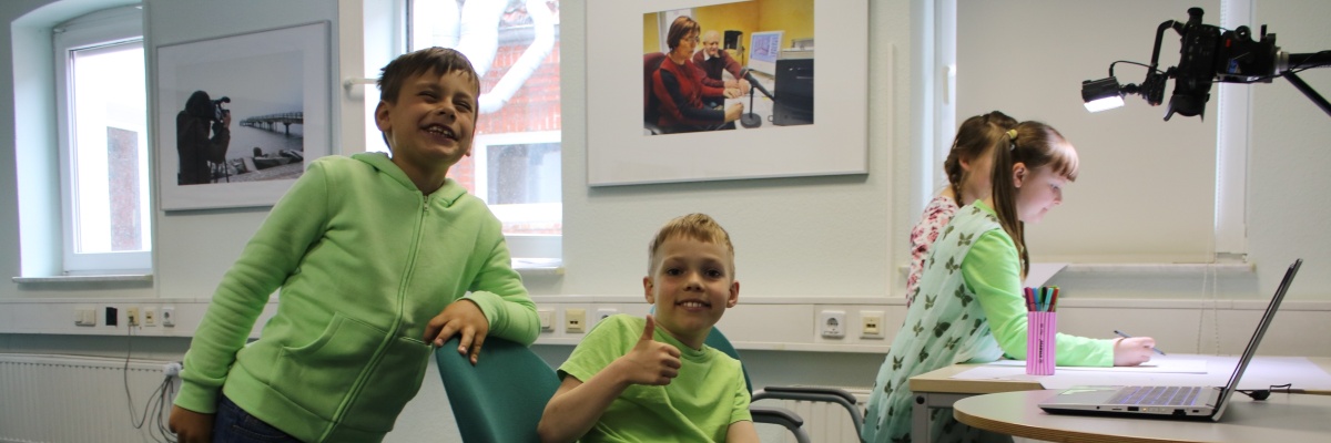 Kinder arbeiten an einem Filmprojekt.