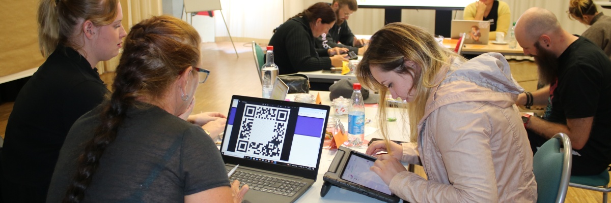 Pädagogische Fachkräfte bei der Medienarbeit.